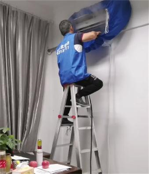 2023年6月3日萬(wàn)州觀(guān)音巖人大宿舍空調(diào)清洗服務(wù)由重慶美萬(wàn)家保潔服務(wù)有限公司萬(wàn)州分公司承接,并圓滿(mǎn)完成任務(wù)。我們?cè)诩?xì)節(jié)中追求完美,正好你需要,剛好我專(zhuān)業(yè),讓客戶(hù)每一分錢(qián)都花到刀刃上。