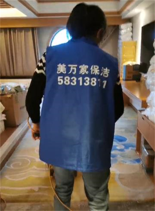 2023年11月11日萬(wàn)州獅子山公園和融山莊客房及餐廳玻璃內(nèi)外清洗服務(wù)由重慶美萬(wàn)家保潔服務(wù)有限公司萬(wàn)州分公司承接,并圓滿完成任務(wù),且得到甲方一致好評(píng)。
