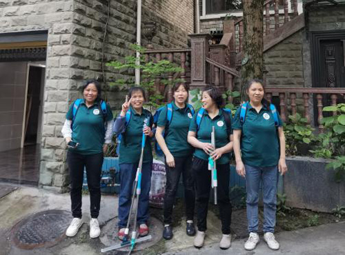 2024年4月28日重慶萬(wàn)州區(qū)百安花園保潔服務(wù)由重慶美萬(wàn)家保潔服務(wù)有限公司萬(wàn)州分公司承接,并圓滿(mǎn)完成任務(wù),我們?cè)诩?xì)節(jié)中追求完美,正好你需要,剛好我專(zhuān)業(yè),讓客戶(hù)每一分錢(qián)都花到刀刃上。