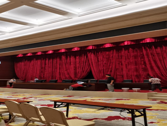2023年9月16日萬(wàn)州三峽學(xué)院演播廳清洗服務(wù)由重慶美萬(wàn)家保潔服務(wù)有限公司萬(wàn)州分公司承接，并圓滿(mǎn)完成任務(wù)，我們?cè)诩?xì)節(jié)中追求完美，正好你需要，剛好我專(zhuān)業(yè)，讓客戶(hù)每一分錢(qián)都花到刀刃上。